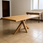 Tavolo in legno fisso di Rovere, con finitura trasparente opaca, piede centrale in massello, design moderno con piede inclinato grandezza piano personalizzato